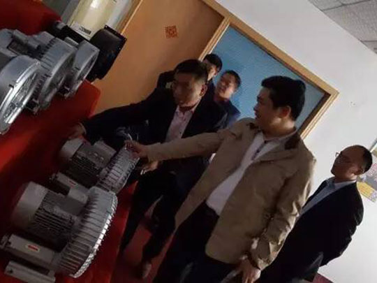 領(lǐng)導(dǎo)參觀(guān)合照